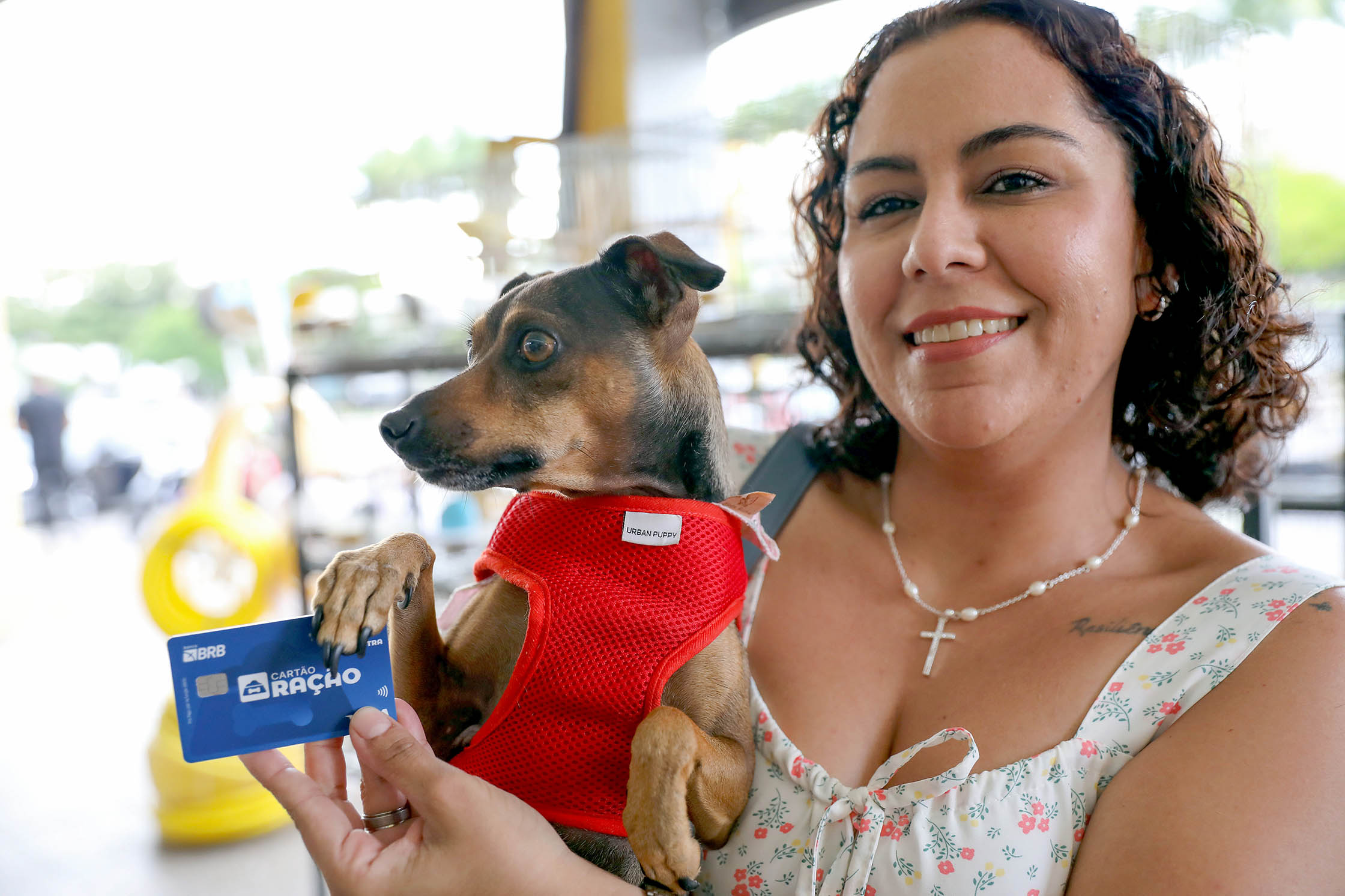 Com a entrega dos cartões Ração e Castração pelo GDF, protetores de animais já realizam as primeiras compras